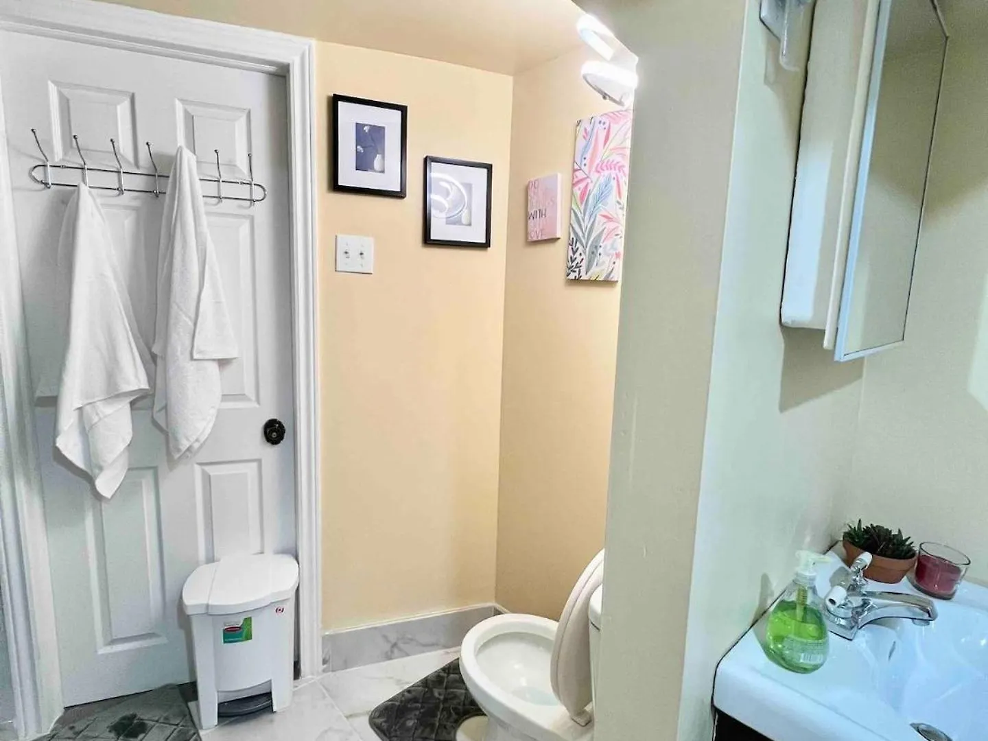 K8 Room Near Airport Mississauga Holiday home