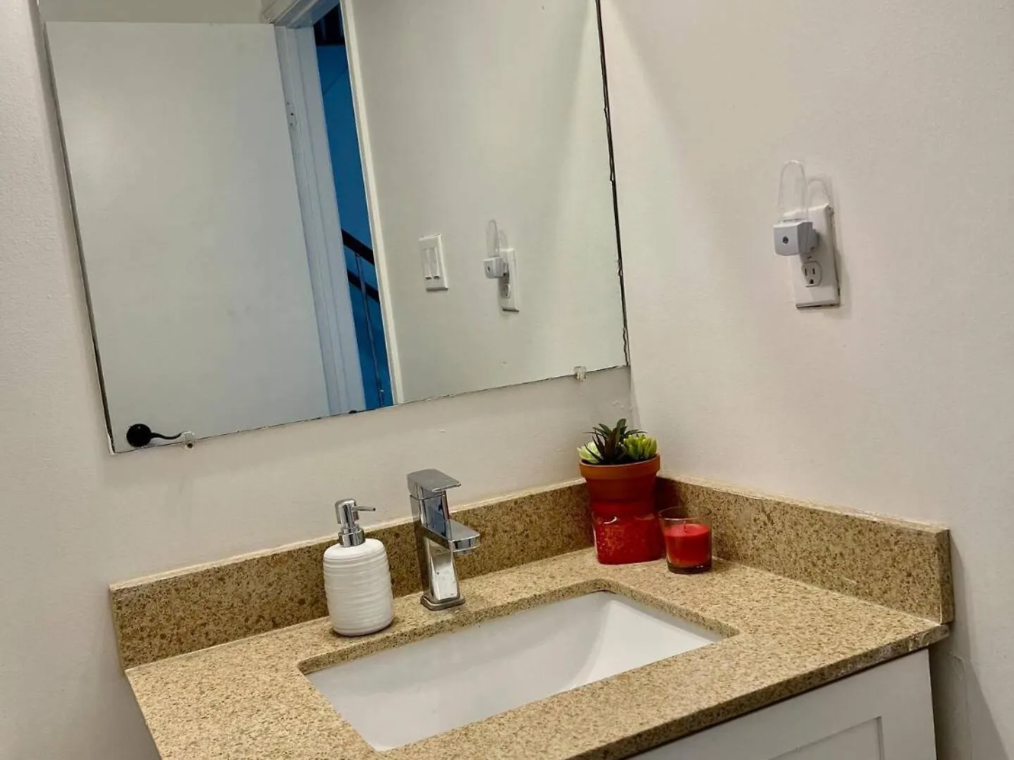 K8 Room Near Airport Mississauga Holiday home